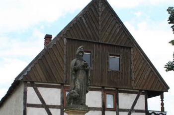 Socha sv. Antonína Paduánského jižně od kostela (© Ivan Grisa, 07/2008)