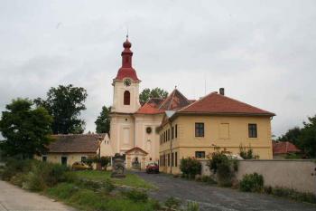 Kostelní areál od jihu (od obce) (© Ivan Grisa, 07/2008)