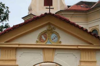 Vstupní brána na hřbitov (© Ivan Grisa, 07/2008)
