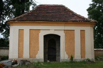 Márnice v severozápadním rohu hřbitova (© Ivan Grisa, 07/2008)