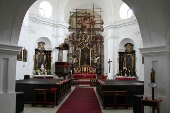 Průhled zpod kruchty k hlavnímu oltáři (© Ivan Grisa, 07/2008)