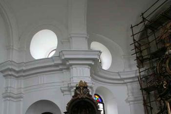 Kazatelna a boční oltář (© Ivan Grisa, 07/2008)