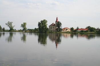 Pohled od severozápadu přes Labe od Třeboutic (© Ivan Grisa, 08/2008)