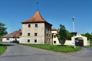 budova vodárny na návsi, barokní památka z počátku 18. století ( © František Kinař 05/2017)
