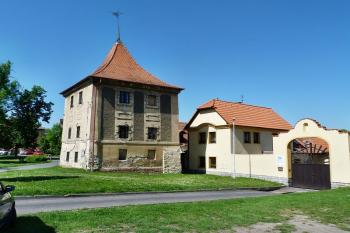 budova vodárny na návsi, barokní památka z počátku 18. století ( © František Kinař 05/2017)