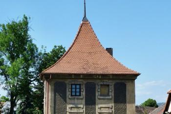 budova vodárny na návsi, barokní památka z počátku 18. století ( © František Kinař 05/2017)