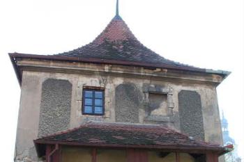 Severní strana vodárny se vstupním přístavkem (© Ivan Grisa, 10/2007)