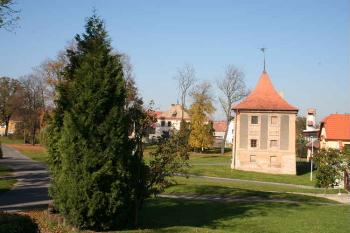 Vodárenská věž od závěru kostela sv. Jakuba (© Ivan Grisa, 10/2007)