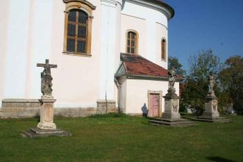 Barokní sochy na bývalém hřbitově jižně od kostela (© Ivan Grisa, 07/2008)