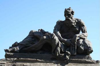 Socha Chrona na jižním pylonu hřbitovního plotu od západu (© Ivan Grisa, 10/2007)