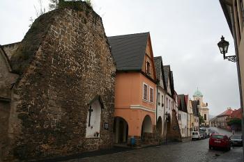 Zbytek Litoměřické (České) brány a štítové domy na severní straně náměstí (© Ivan Grisa, 07/2008)