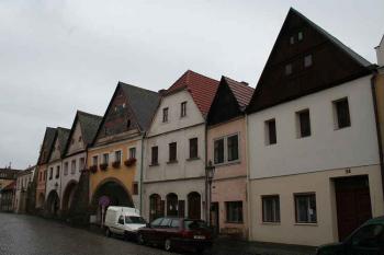 Štítové domy v západní části severní strany náměstí (© Ivan Grisa, 07/2008)