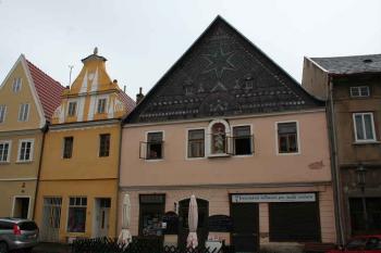 Štítové domy na severní straně náměstí (© Ivan Grisa, 07/2008)