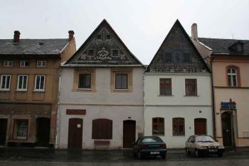 Štítové domy na severní straně náměstí (© Ivan Grisa, 07/2008)