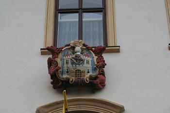 Městský znak mezi okny empírové budovy městského úřadu (© Ivan Grisa, 07/2008)