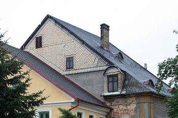 Břidlicí obložený štít domu na jižní straně náměstí (© Ivan Grisa, 07/2008)
