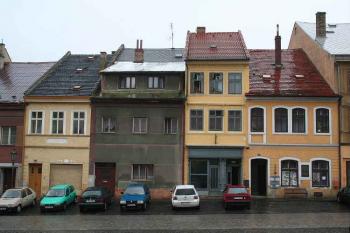 Domy ve východní části jižní strany náměstí, upravované v 19. a 20. století (© Ivan Grisa, 07/2008)