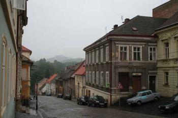 Pohled směrem k bývalé Lipské (Německé) bráně, v pozadí poutní místo na vrchu Ostrý (© Ivan Grisa, 07/2008)