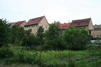 Stodoly a dvorní trakty domů ve východní části jižní strany náměstí, pohled od Úštěckého potoka (© Ivan Grisa, 07/2008)