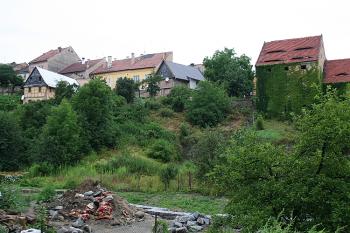 Roubené chalupy nad hranou údolí Úštěckého potoka, za nimi domy na jižní straně náměstí (© Ivan Grisa, 07/2008)