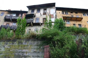 Dvorní trakty domů v západní části jižní strany náměstí (© Ivan Grisa, 07/2008)