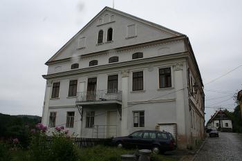 Klasicistní obchodní dům na Litoměřickém předměstí (© Ivan Grisa, 07/2008)