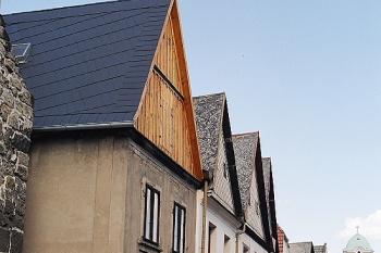 Gotické štítové domy na severní straně náměstí u bývalé Litoměřické brány (© Ivan Grisa, 06/2003)