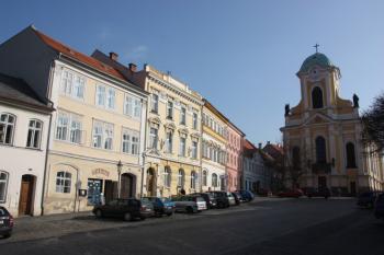 Střed severní strany náměstí a farní kostel ( © Ivan Grisa 03/2010)