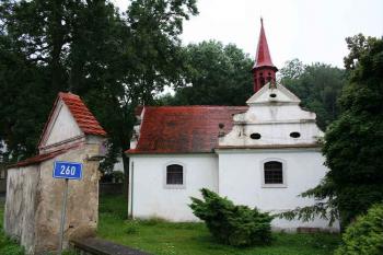 Pohled od severu, vlevo výklenková kaple (© Ivan Grisa, 07/2008)