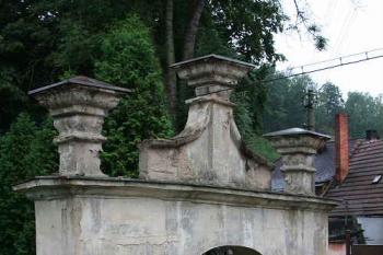Renesanční hřbitovní brána (© Ivan Grisa, 07/2008)