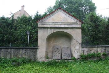 Výklenková kaple z bývalého hřbitova (© Ivan Grisa, 07/2008)