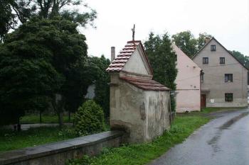 Výklenková kaple ze silnice II/260 (© Ivan Grisa, 07/2008)