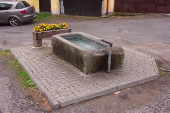 kašna, ke které se váže pověst o příchodu Židů do obce ( © Milan Caha 07/2008)