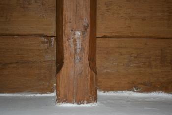 zhlaví stropního trámu (© Lucie Augustinková, 02/2007)