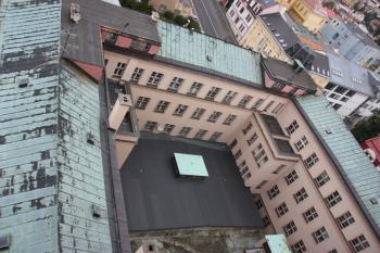 Severní část dvora se střechou kina z radniční věže ( © Ivan Grisa 09/2009)