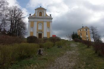 návrší s kostelem a zvonicí od západu ( © Milan Caha 03/2008)