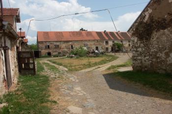 pohled na východní křídlo dvora od západu ( © Milan Caha 07/2008)