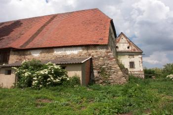 hospodářské jižní křídlo dvora ( © Milan Caha 07/2008)