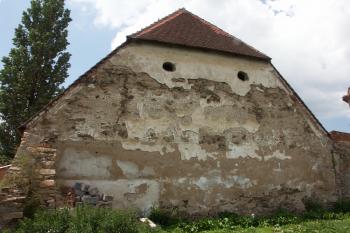 západní štít hospodářského křídla s dochovanými sgrafity ( © Milan Caha 07/2008)