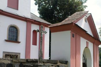 Křížek před bránou (© Miroslav Wetter, 10/2009)