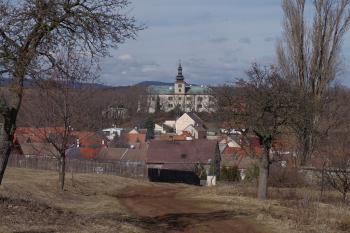 zámecké průčelí z dálky (© Aleš Novák, 03/2011)