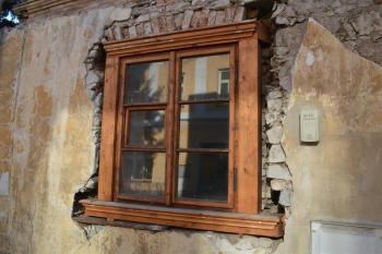 Detail výměny okna na historickém domě ( © Jiří Čížek 02/2012)