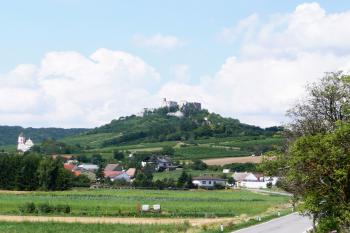 Zřícenina hradu Falkenstein - celkový pohled na hrad (© aleshwarrior, 07/2014)