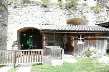 Zřícenina hradu Falkenstein - pokladna hradu (© aleshwarrior, 07/2014)