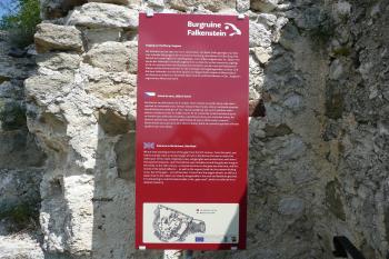 Zřícenina hradu Falkenstein - informační panely (© aleshwarrior, 07/2014)