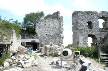 Zřícenina hradu Falkenstein - na hradě probíhá rekonstrukce (© aleshwarrior, 07/2014)