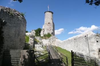 přístupový koridor k jádru hradu s válcovou hláskou v čele ( © Jan P. Štěpánek 07/2008)