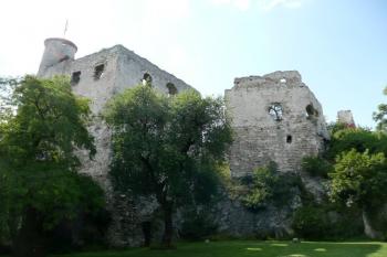 palácové objekty a válcová hláska jádra hradu ( © Jan P. Štěpánek 07/2008)