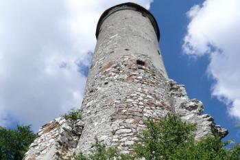 pohled na válcovou hlásku jádra hradu ( © Jan P. Štěpánek 07/2008)