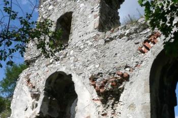 pohled na stěnu paláce s pozůstatky kaple v přízemí ( © Jan P. Štěpánek 07/2008)